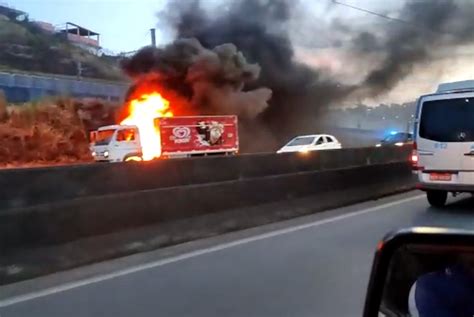 Caminhão de sorvete pega fogo e gera engarrafamento na BR 324 em