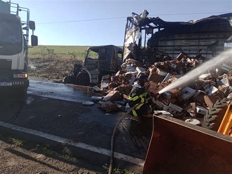 Carreta Fica Destru Da Pelo Fogo Em Rodovia De S O Manuel Jornal