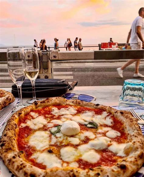 Le Migliori Pizzerie All Aperto A Napoli Per Mangiare Pizza Al Tavolo