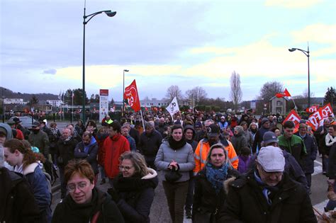 Vid O De Nombreux Manifestants D Filent Contre La R Forme Des