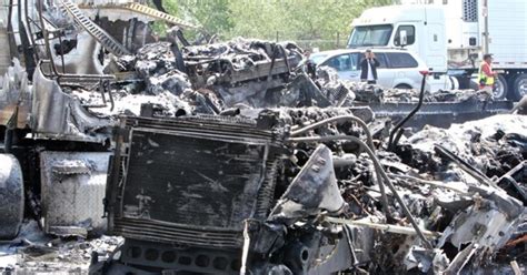 1 Dead 10 Hurt As Fiery Big Rig Pileup Shuts Down I 5 Near La Zoo