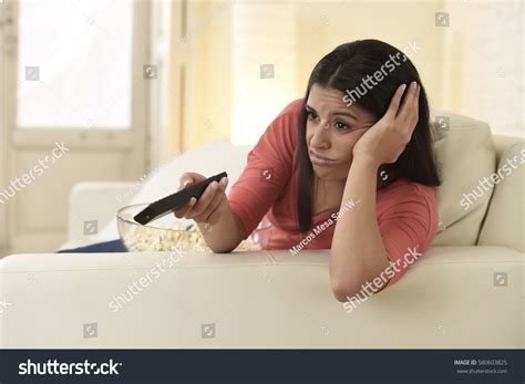 Photo de stock jeune belle latina allongée à la Shutterstock