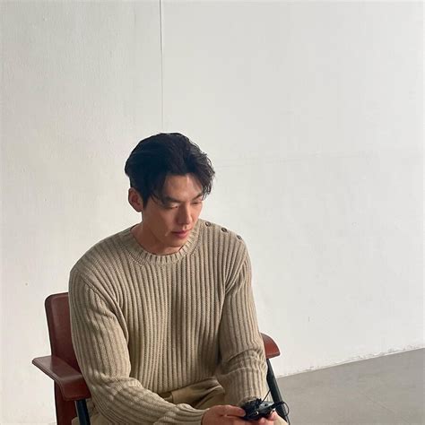 신민아♥ 김우빈 앉아만 있어도 화보네시선 강탈 태평양 어깨