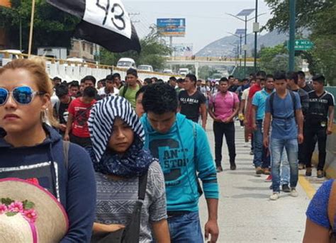 Padres De Los 43 Marchan Sobre La Autopista Del Sol