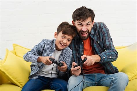 Vue De Face Père Et Fils Jouant Sur Console Photo Gratuite