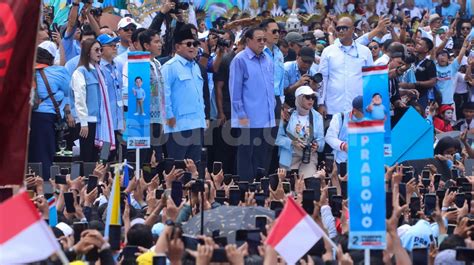 Momen SBY Jalan Kaki Ke Tempat Kampanye Akbar Prabowo Gibran Disorot