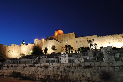 Al Aqsa Mosque Al Quds Al Aqsa Mosque At Night Slight Blu Flickr