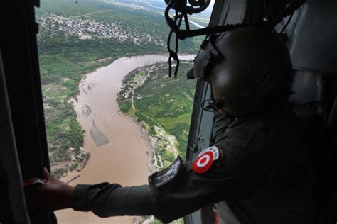 Ministro de Defensa llevó ayuda humanitaria a Piura Galería