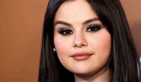 Selena Gomez muestra demasiada piel en una playa en Mexico en año nuevo