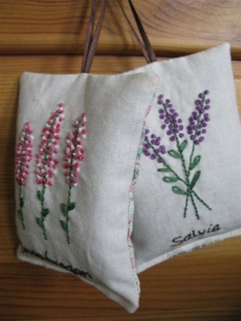 Sachet de lavande main brodé de fleurs par allisajacobs sur Etsy Cross