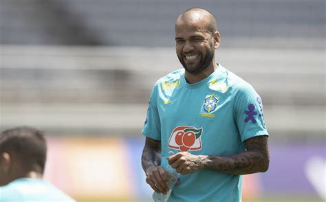 Jornal Correio Dani Alves cutuca Mbappé Neymar e Messi são