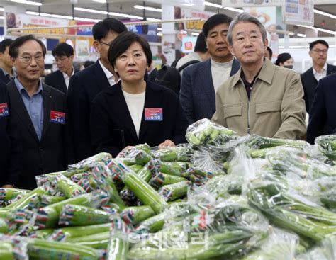 이데일리 정치 포토 포토 현장물가 점검하는 농식품부 장관과 농협중앙회장 Zum 뉴스