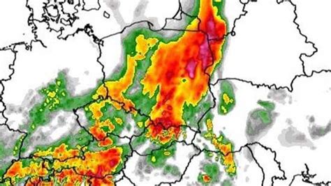 W powietrzu latają dachy i konary drzew Burze odcinają prąd i blokują