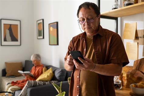 Retrato de casal sênior relaxando em casa Foto Grátis