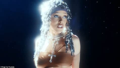 Doja Cat Stuns In A Sparkly Headdress Made Of Silver Keys As She Gyrates Under A Spotlight In