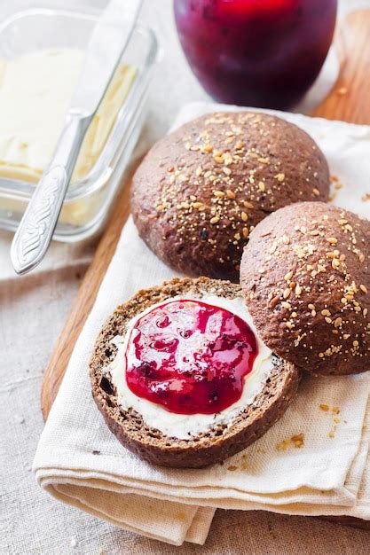 Bollos De Centeno Caseros Con Semillas De S Samo Y Semillas De Amapola