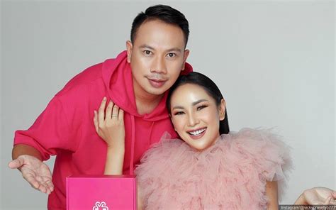 Sambut Anniversary Pertama Dengan Kalina Oktarani Vicky Prasetyo