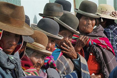 Mujeres Indígenas De La Tribu Aymará Aguardan Su Turno Para Votar