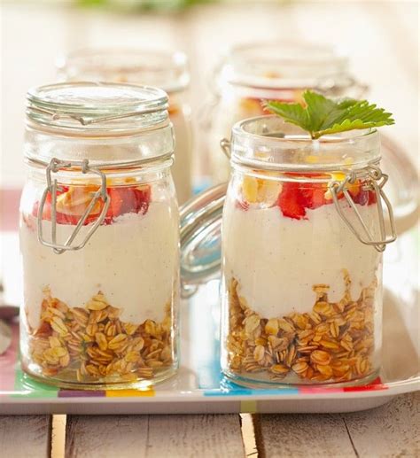 Müsli mit Beeren und Joghurt Zum Mitnehmen Rezept EAT SMARTER