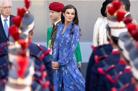 La Reina Letizia apuesta por marca España en el desfile del 12 de