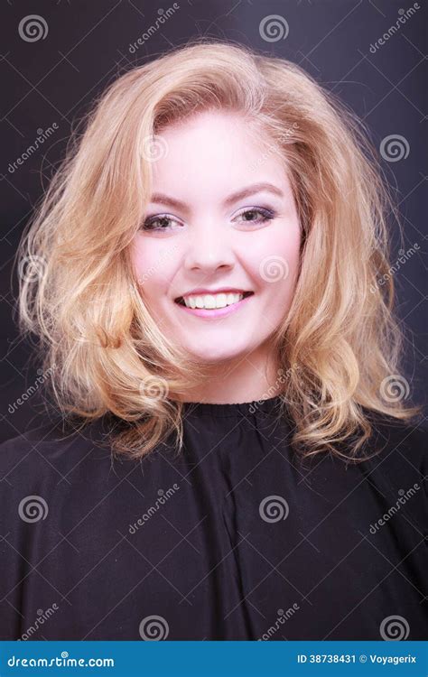 Belle Fille Avec Les Cheveux Onduleux Blonds Dans Le Salon Image Stock