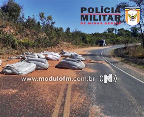 Carreta Carregada Sorgo Tomba E Motorista Sai Ileso Na MGC 462 Em