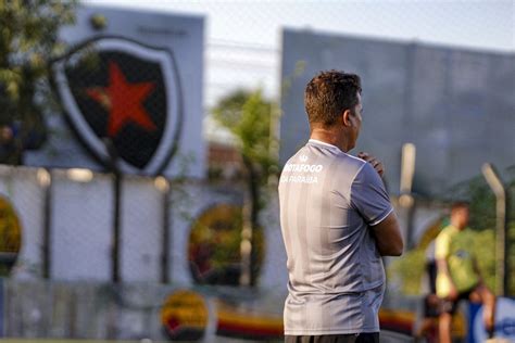 Evaristo Piza ainda não repetiu a escalação do Botafogo PB na Série C