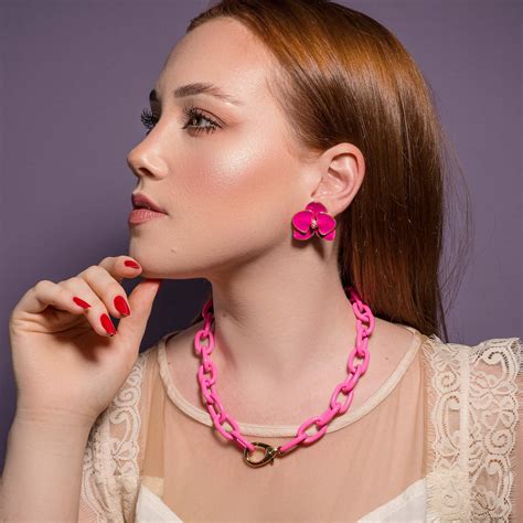 NARA DESIGN SEMIJOIAS Colar Boldness Elo Maior Rosa Neon