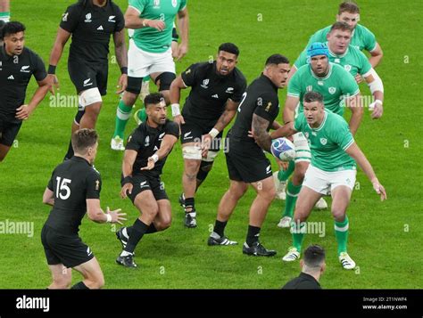 Richie Mo unga de la Nouvelle Zélande passe le ballon Johnny Sexton de