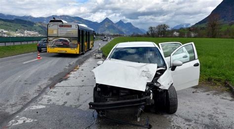 Buochs Nw F Nf Verletzte Nach Unfall Mit Postauto