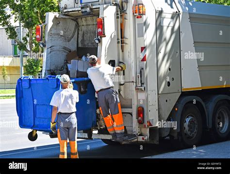 Garbage Truck Man Hi Res Stock Photography And Images Alamy