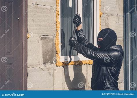 Um Homem Mascarado Quebra Uma Janela Um P De Cabra Roubo De