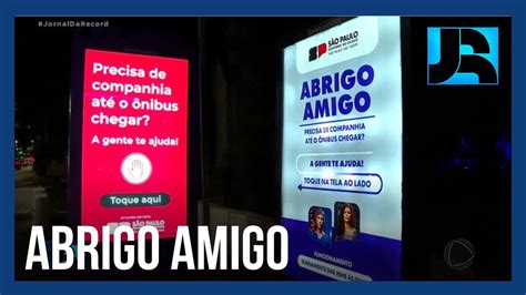 Abrigo amigo telas interativas são instaladas em pontos de ônibus para