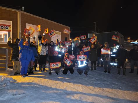 Kinngait Hamlet Workers Hold Information Picket As They Wait To Strike