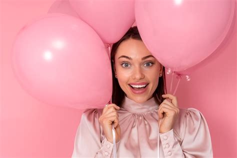 Mujer Con Globos De San Valentín Foto Gratis