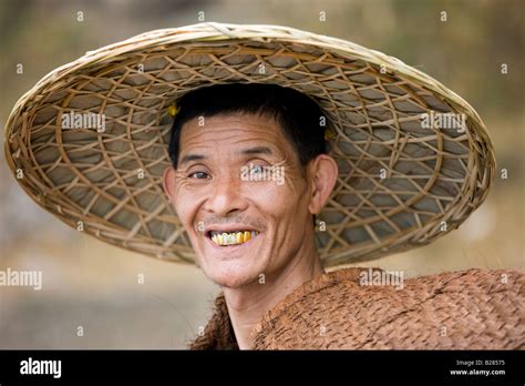 Fischer In Traditionellen Kuli Hut Von Der Li Fluss Guilin China