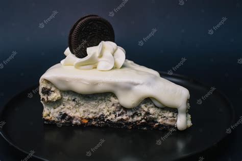 Premium Photo | White oreo cake on black background