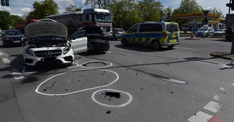 Krefeld Vier Verletzte Bei Unfall In Uerdingen