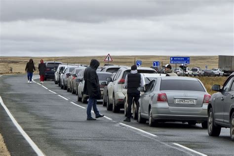 Nearly 200,000 Russians flee to neighboring countries after Putin's ...