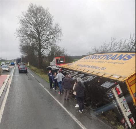 Accidents deux camions au fossé sur la RD323 avant et après La Ferté