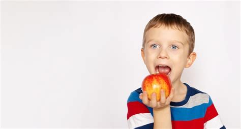 Niño Comiendo Una Manzana Roja Alimentos Saludables Frutas Copiar