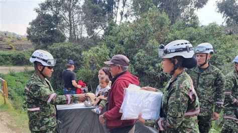soldados  autoridades locales entregan ayudas humanitarias