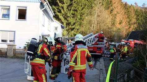 Feuerwehr Altena R Ckt Aus Verqualmtes Haus Am Brandhagener Weg