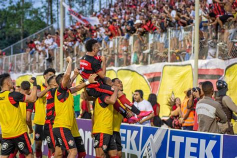 Vitória vence o Paysandu Barradão lotado e entra de vez na luta