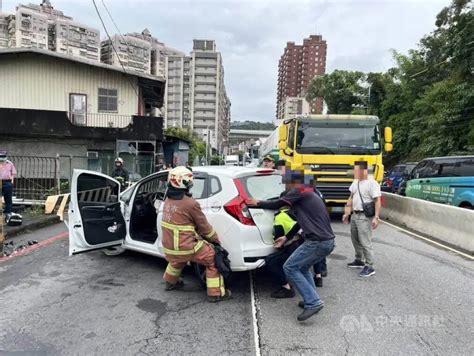 開車彎腰撿東西！新北女下秒自撞電線杆 頭、背疼痛緊急送醫 社會 Nownews今日新聞