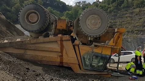 Muere un camionero al volcar el camión que descargaba junto a las