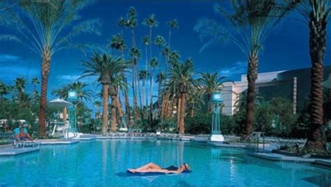 The Most Relaxing and Entertaining Pools on the Las Vegas Strip