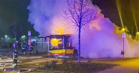 Feuer Inferno In Karlsruher Wohnsiedlung Linienbus Geht In Neureut In