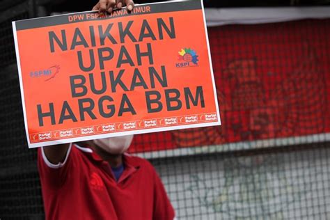 Buruh Beraksi Di Surabaya Protes Kenaikan Harga Bbm