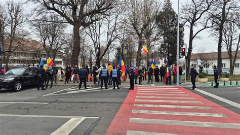 FOTO VIDEO Protest AUR în fața Prefecturii din Alba Iulia urmat de